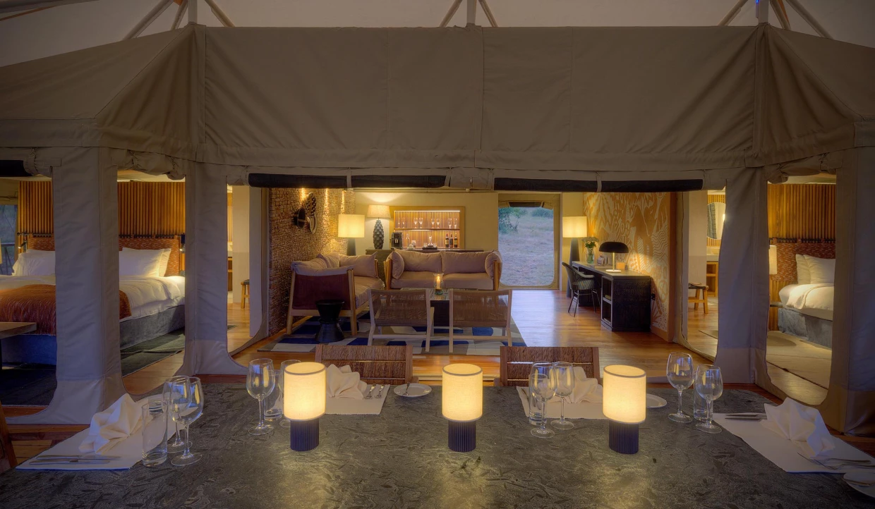 Blick von der Terrasse eines Glamping-Safair-Zelts Richtung Innenraum mit Lounge und Kerzen