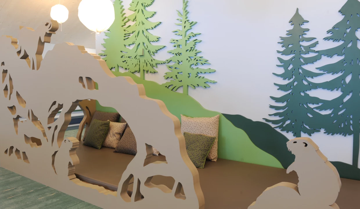 Kinderbereich mit Waldmotiven und Kissen