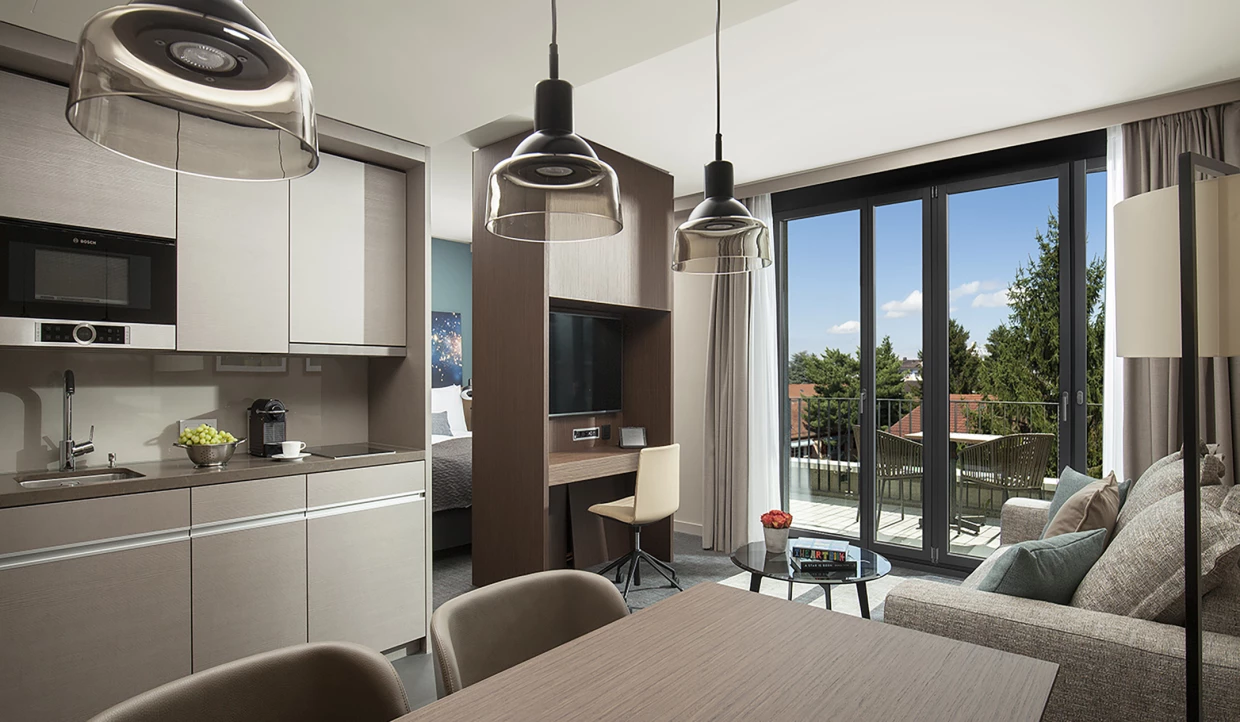 Küche und Wohnzimmer mit Blick auf Balkon