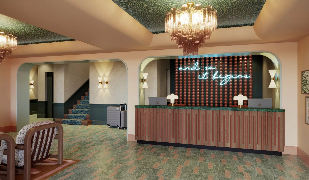 Lobby mit dekorativem Empfangstresen und Treppe im Hintergrund