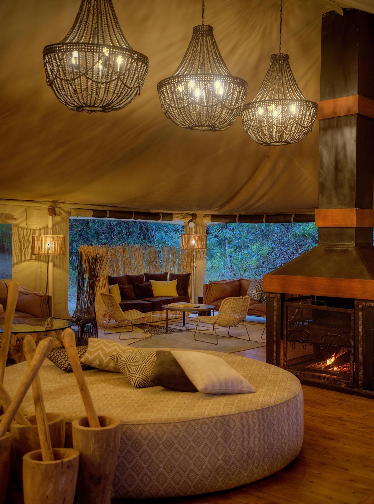 LuxusLobby mit Kamin und großen Hängelampen