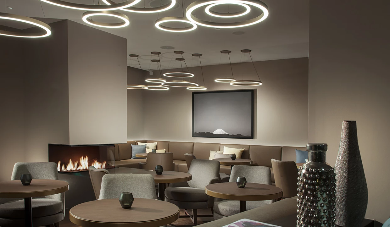 Moderne Lobby mit runden Leuchten und Kamin