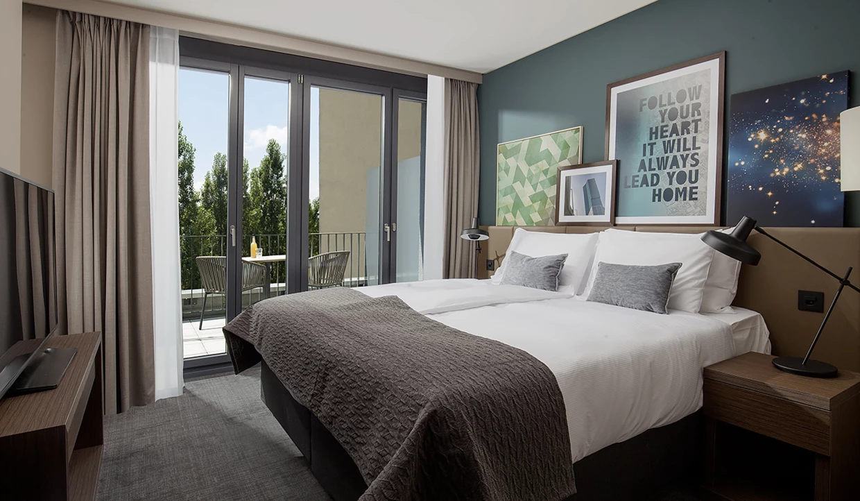 Moderner Schlafzimmer mit Balkon, große Fenster und Wandbilder