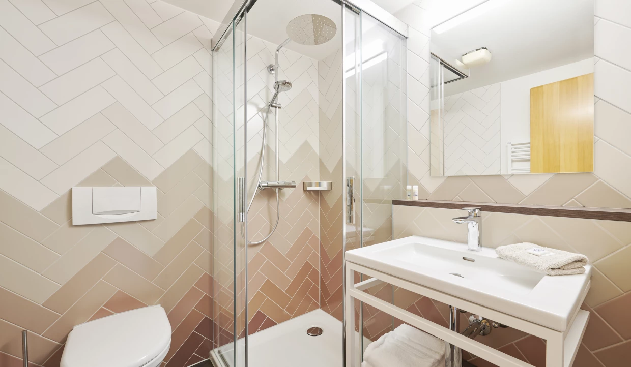 Modernes Bad mit Glasduschkabine, Waschbecken und WC