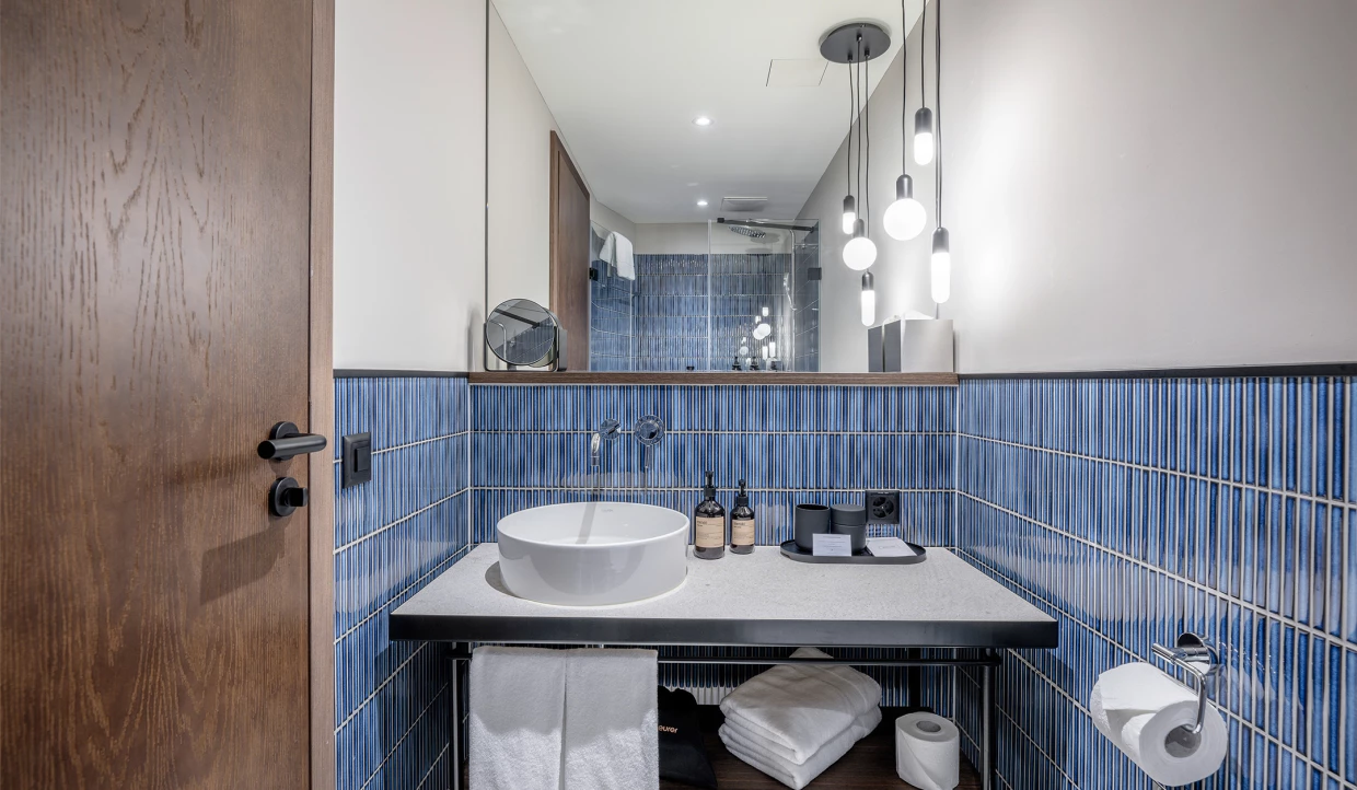 Modernes Badezimmer mit blauen Fliesen