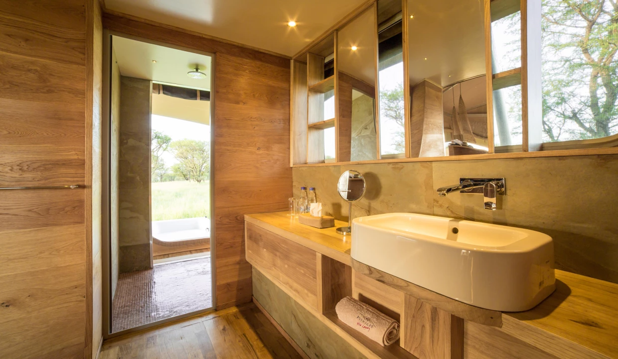 Modernes Badezimmer mit Holzverkleidung und Blick ins Freie