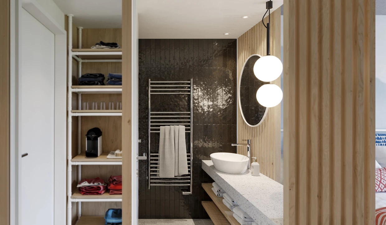 Modernes Badezimmer mit Wandspiegel, Waschbecken und Regalen