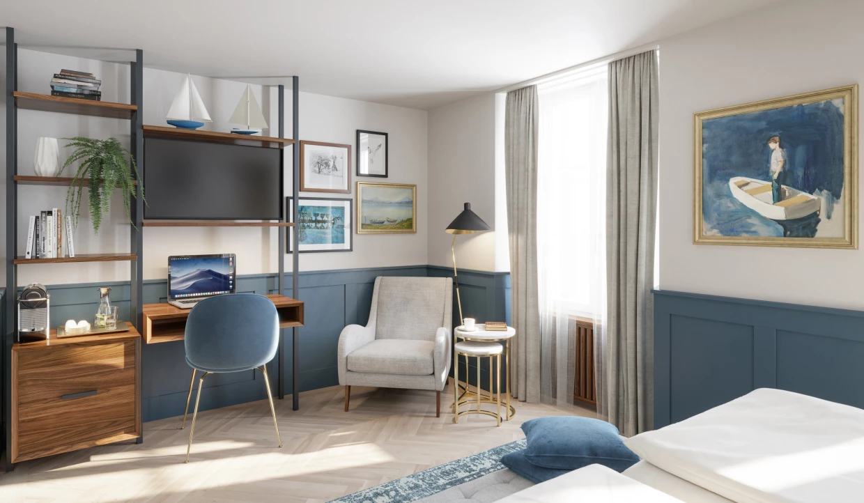 Modern eingerichtetes Hotelzimmer mit Schreibtisch, Fernseher und Sessel