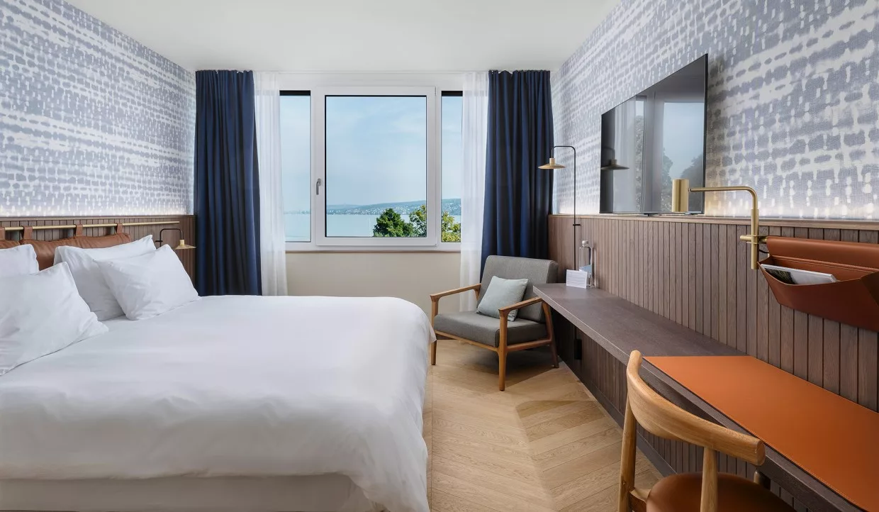 Modernes Schlafzimmer mit Blick auf See