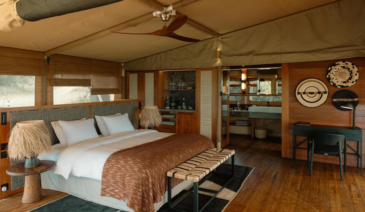 Rustikales Schlafzimmer im Zelt mit Holzakzenten und Bett