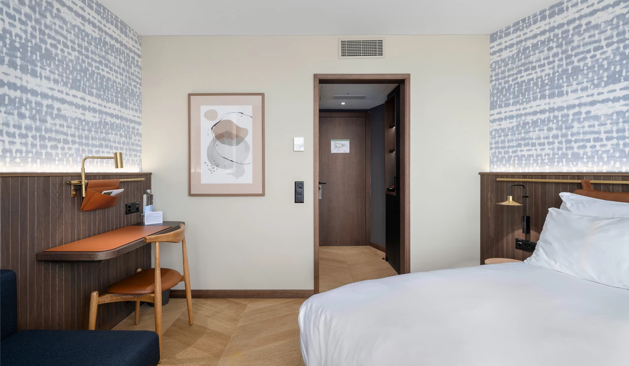 Schlafzimmer mit Kunstwerk und Schreibtisch