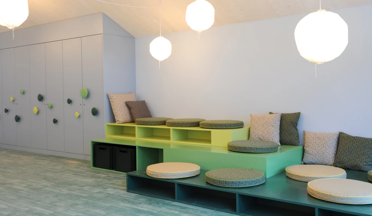 Lobby mit grünen Kissen und Laternen