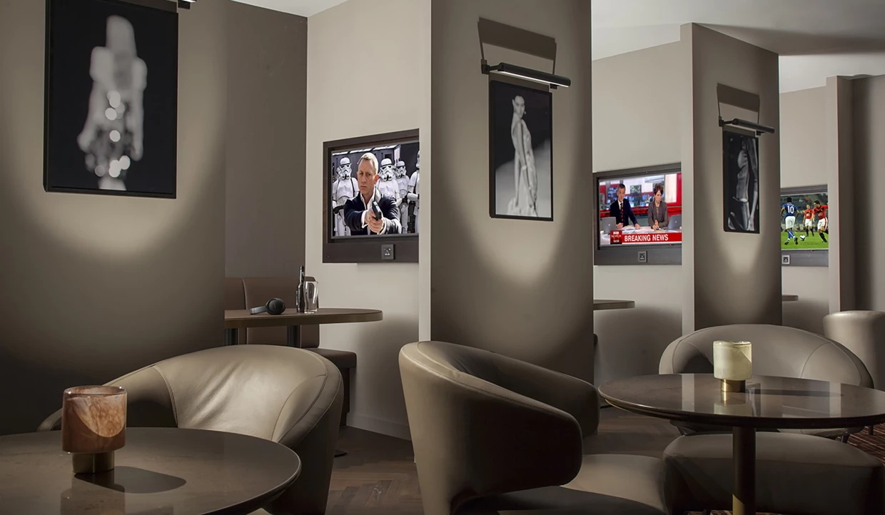 Lobby mit Tisch, Kunst an der Wand und Fernsehern