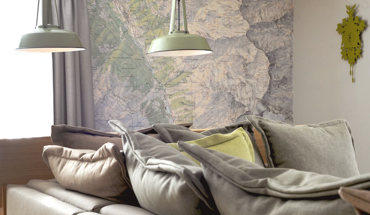 Sofaecke mit dekorativer Landkarte an der Wand