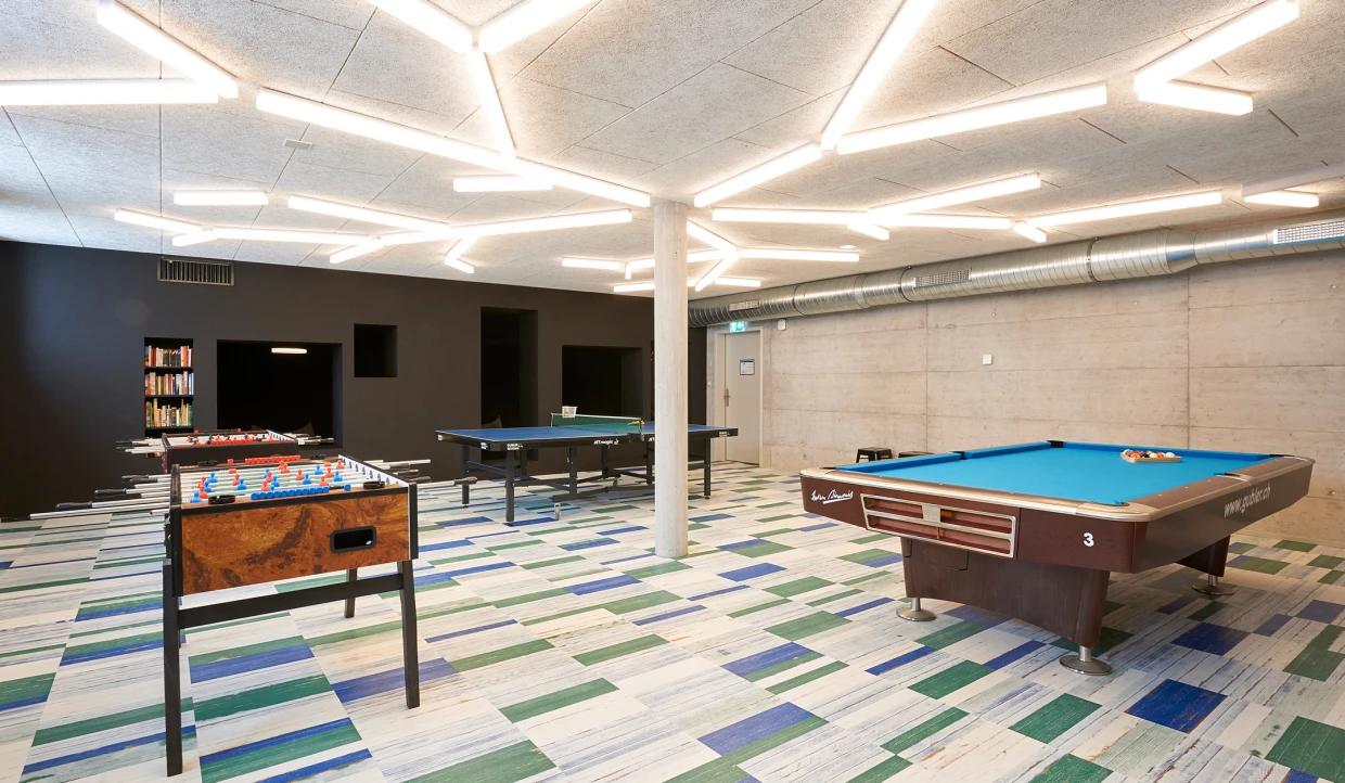 Spielzimmer mit Billard, Tischfußball und Tischtennis