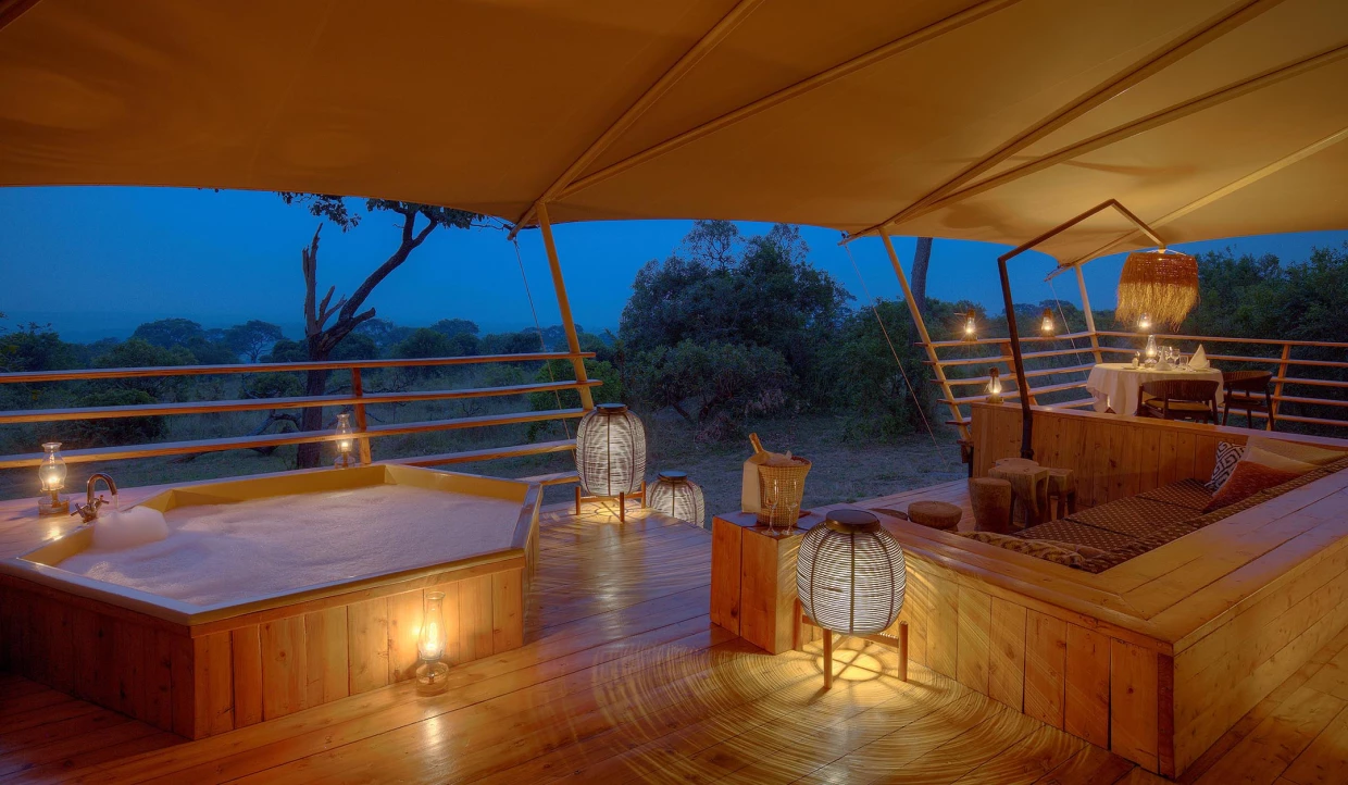 Veranda bei Dämmerung mit Badewanne und Lichtern
