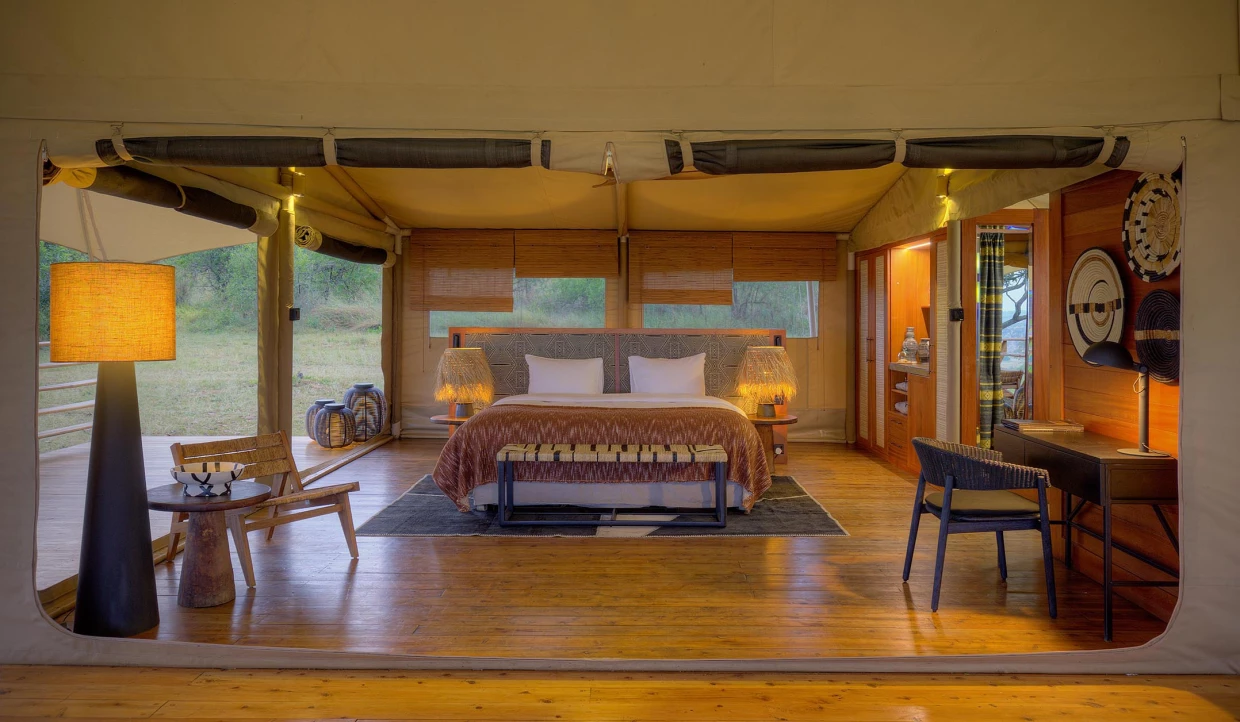 Zeltinterieur mit Doppelbett, Lampen und Holzverkleidung
