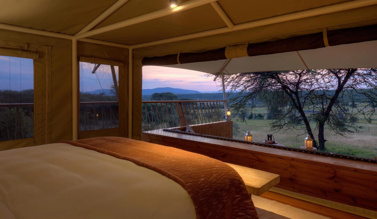 Zeltinterieur mit Blick bei Sonnenuntergang auf Savanne