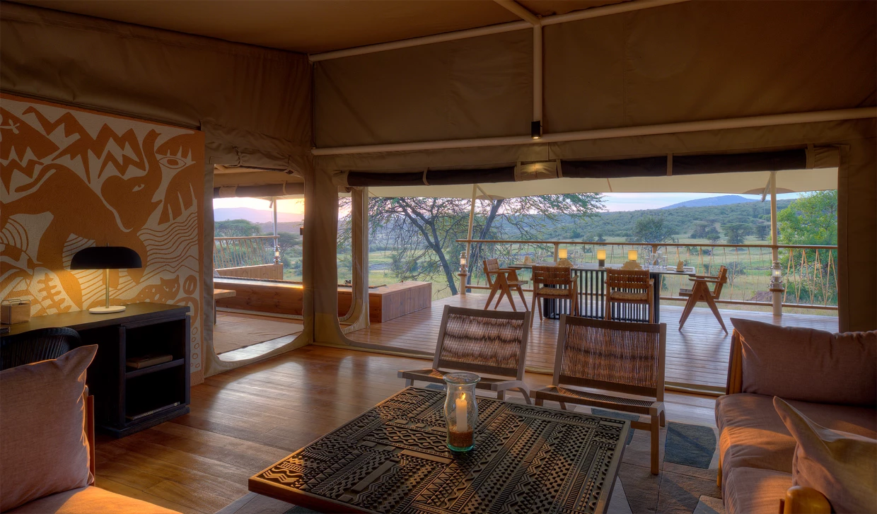 Blick aus dem Wohnzimmer eines Glamping-Safari-Zeltes auf die Terrasse