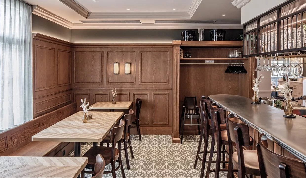 Holzvertäfelter Barbereich in modernem Landgasthaus mit hohen Stühlen