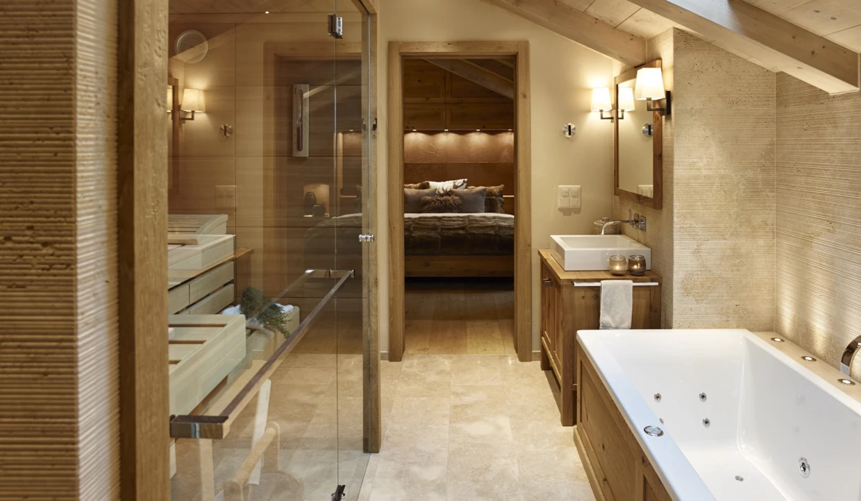 Badezimmer mit Saunaansicht und Holzdetails