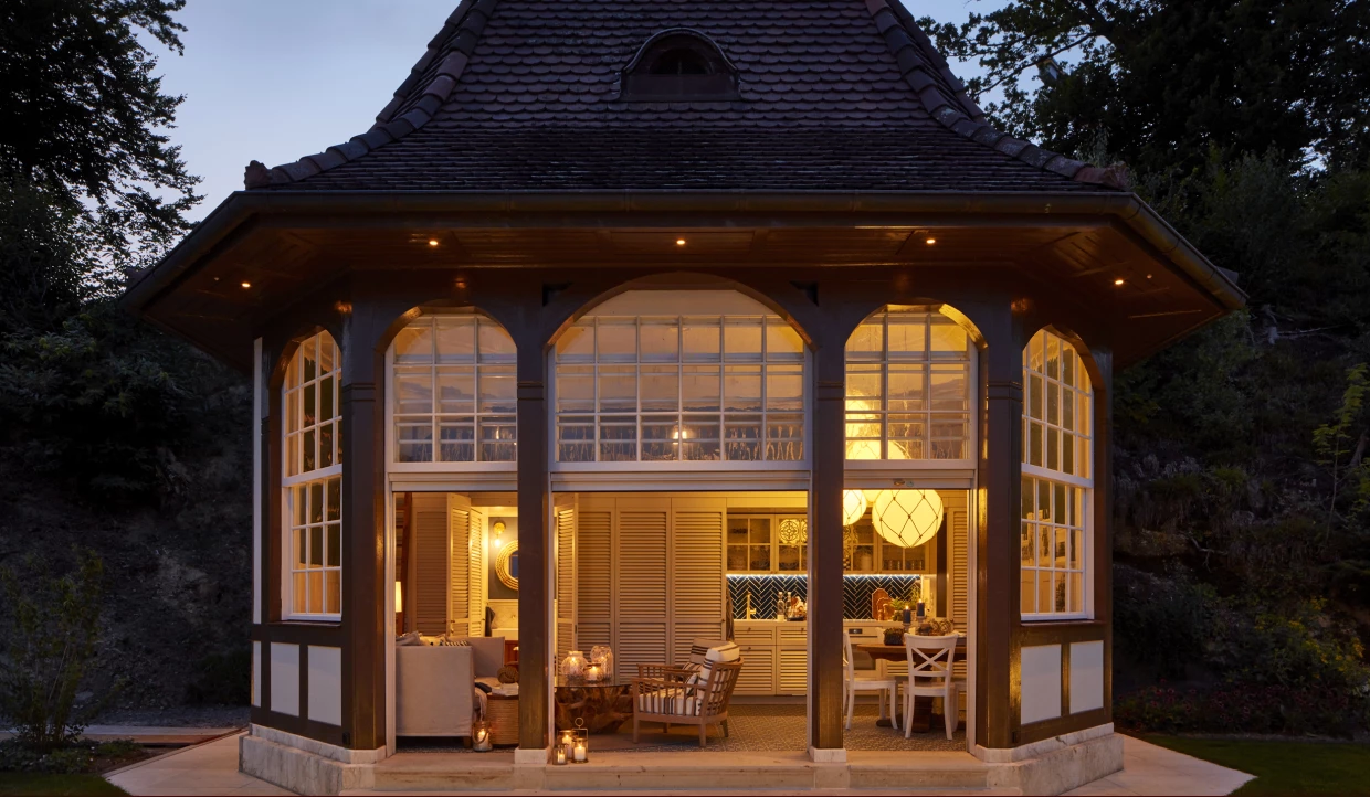 Beleuchteter Pavillon in der Dämmerung