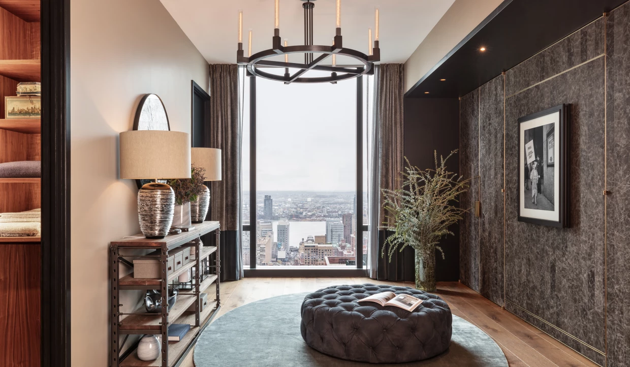 Elegantes Wohnzimmer mit großer Fensterfront und Sitzgelegenheit