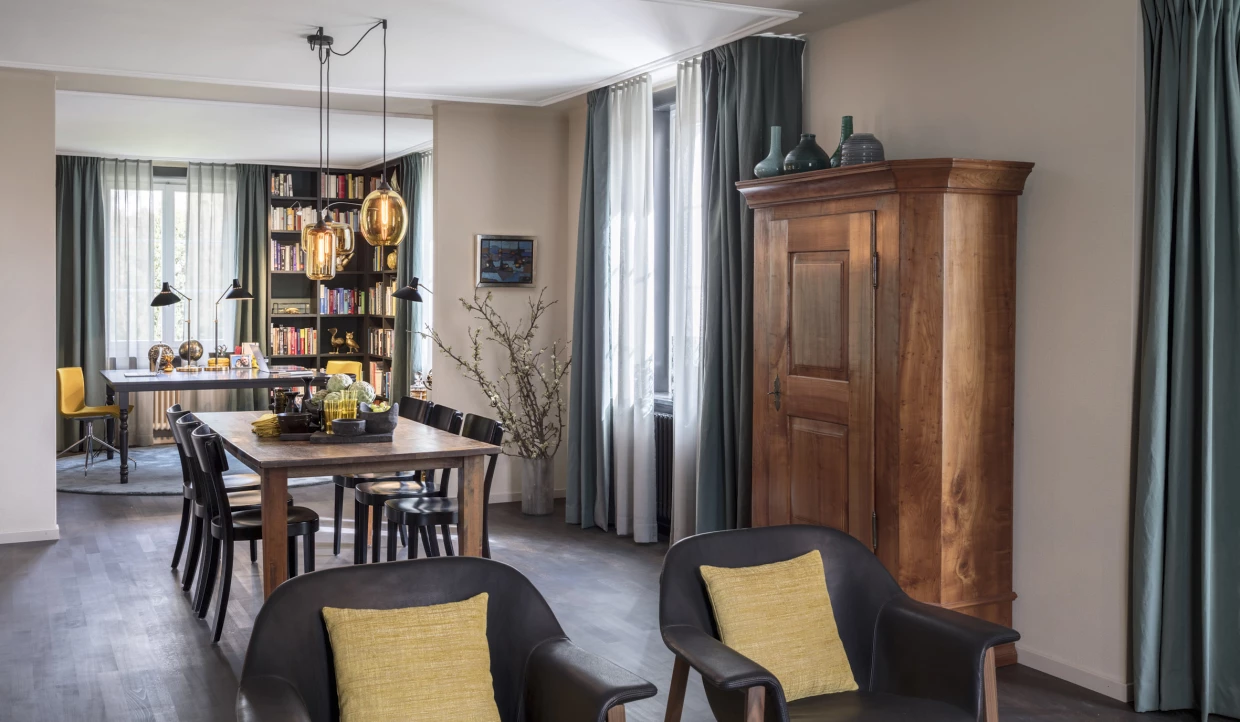 Essbereich mit Holzschrank, Tisch und Stühlen im modernen Stil