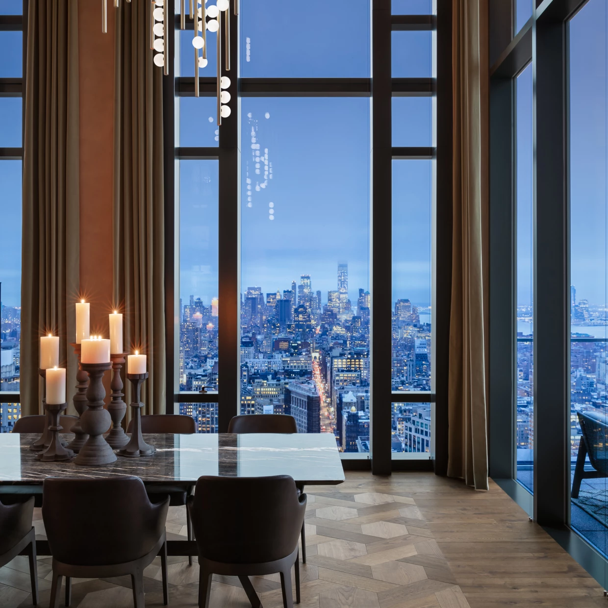 Esszimmer mit großer Fensterfront und Kerzenleuchtern