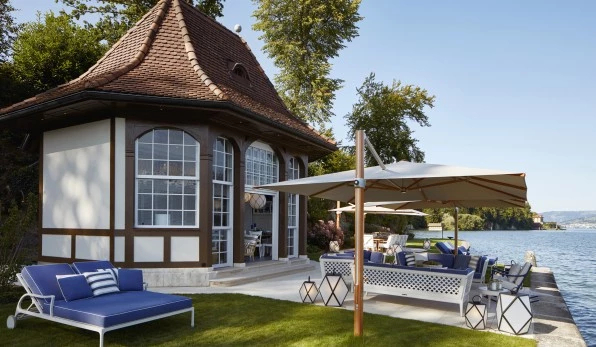 Garten mit Pavillon und Seeblick