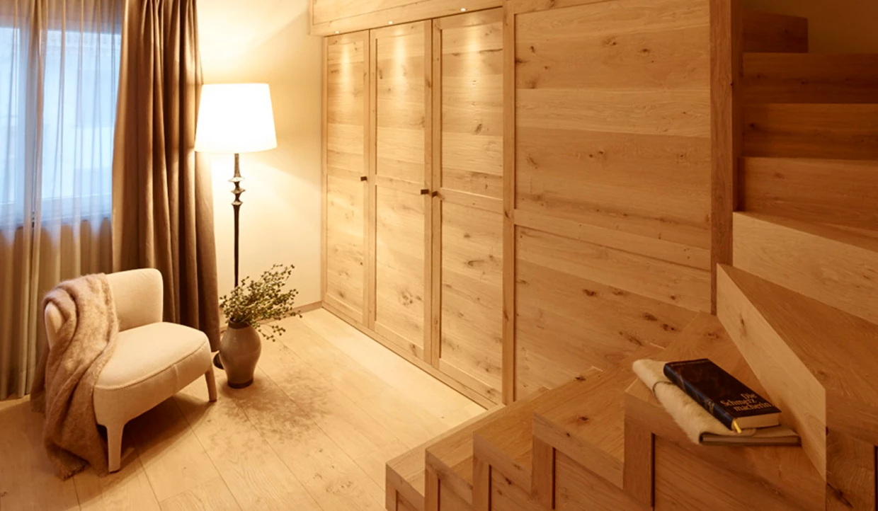 Gemütliche Sitzecke mit Sessel und Stehlampe