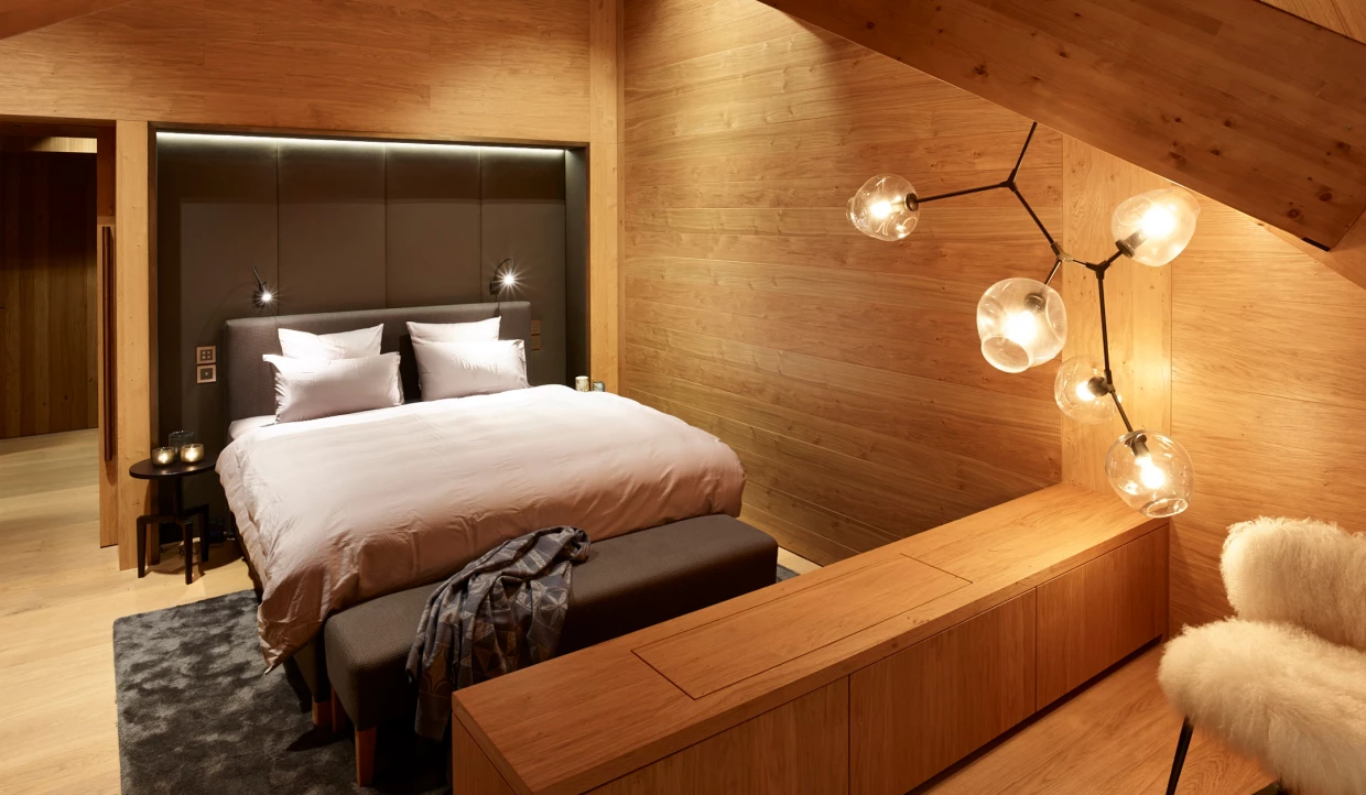 Gemütliches Schlafzimmer mit einzigartiger Beleuchtung