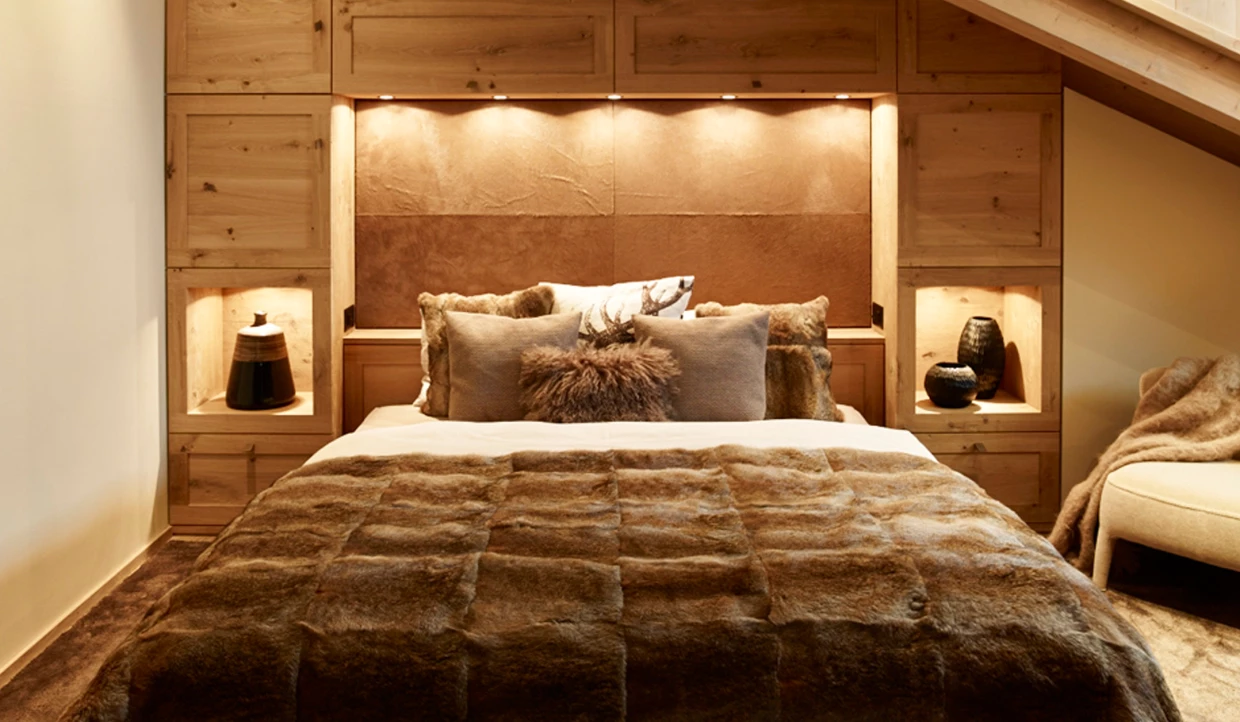 Gemütliches Schlafzimmer mit Holzdetails und Kissen