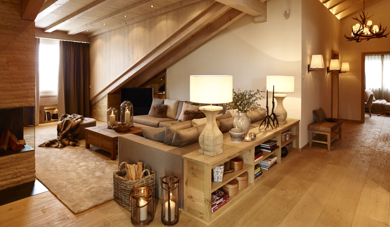 Gemütliches Wohnzimmer mit Holzbalken und Kamin