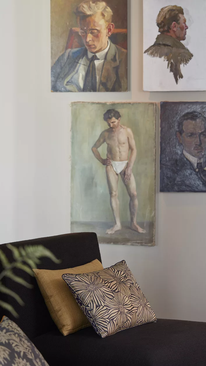 Innenraum mit Kunstgemälden an der Wand über einem modernen Sofa