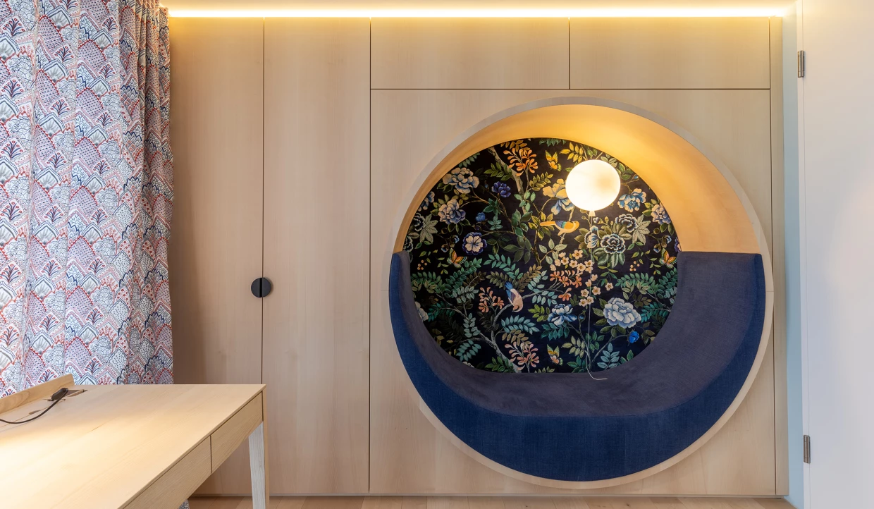 Kreisbett mit florale Muster und beleuchtetem Hintergrund