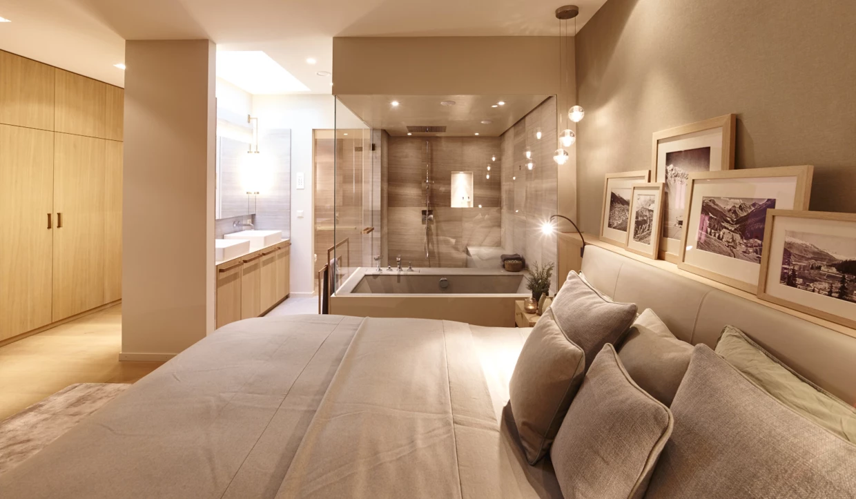 Luxuriöses Schlafzimmer mit integriertem Badezimmer
