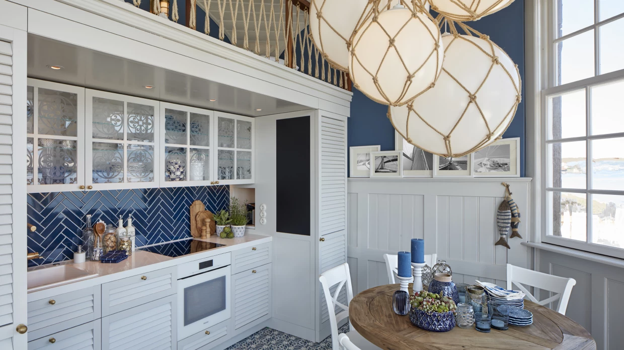 Maritime Küche mit blauen Fliesen, Holzdetails und hängender Lampe