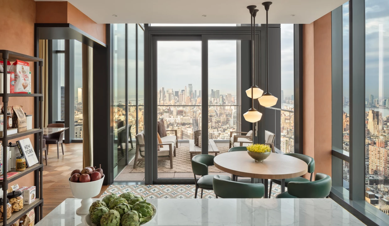 Moderne Küche mit Essbereich und Balkon mit Stadtblick