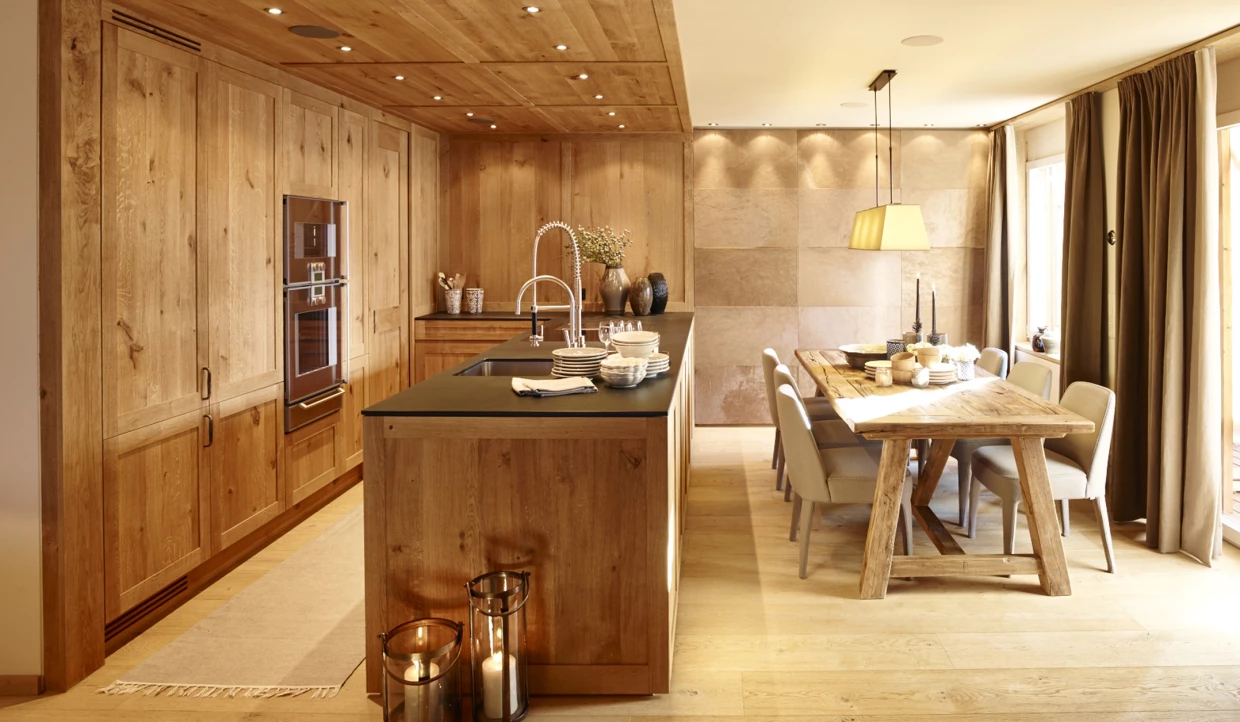 Moderne Küche mit Holzelementen und Esstisch