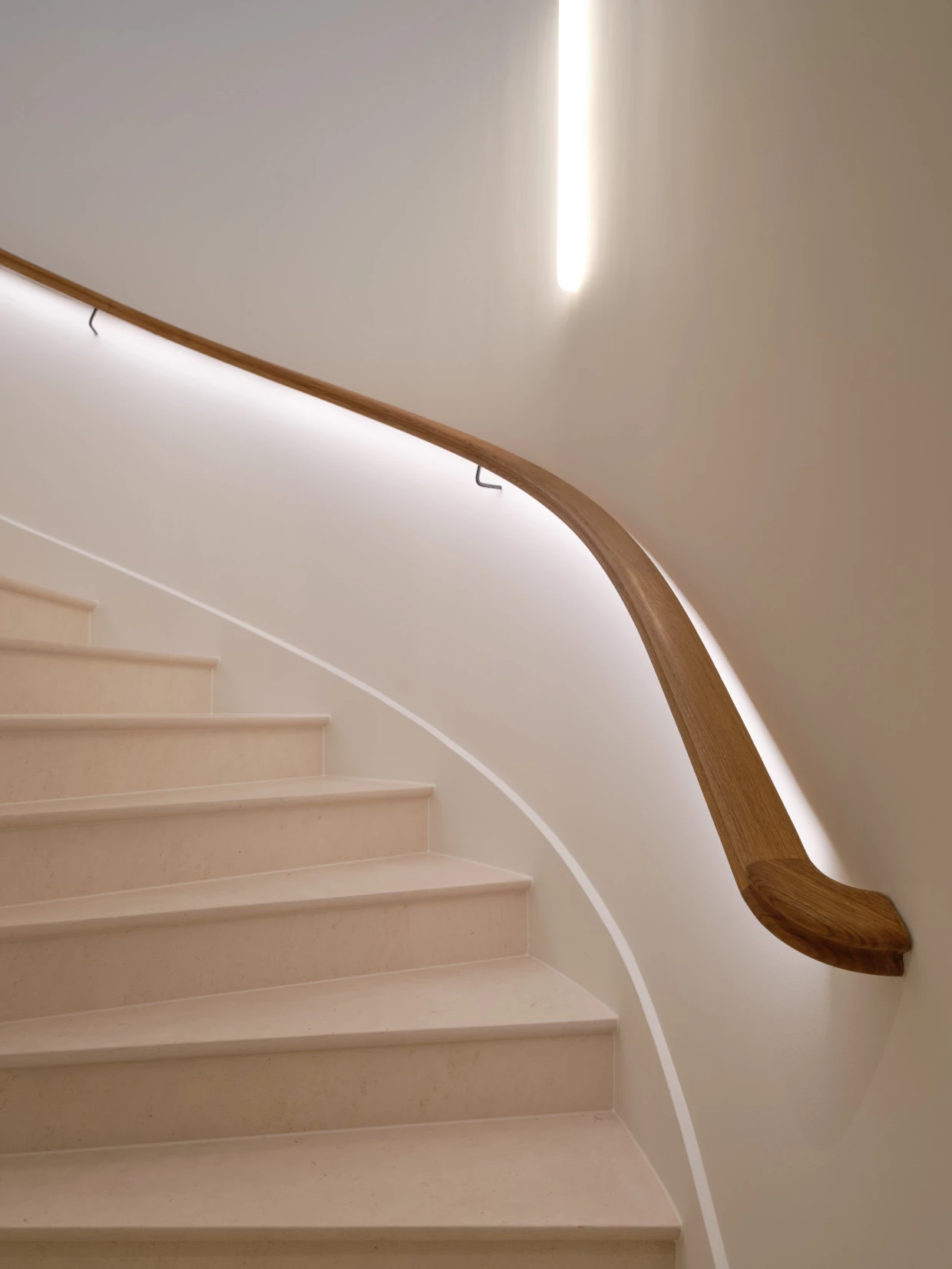 Moderne Treppe mit Holzhandlauf und minimalistischem Design