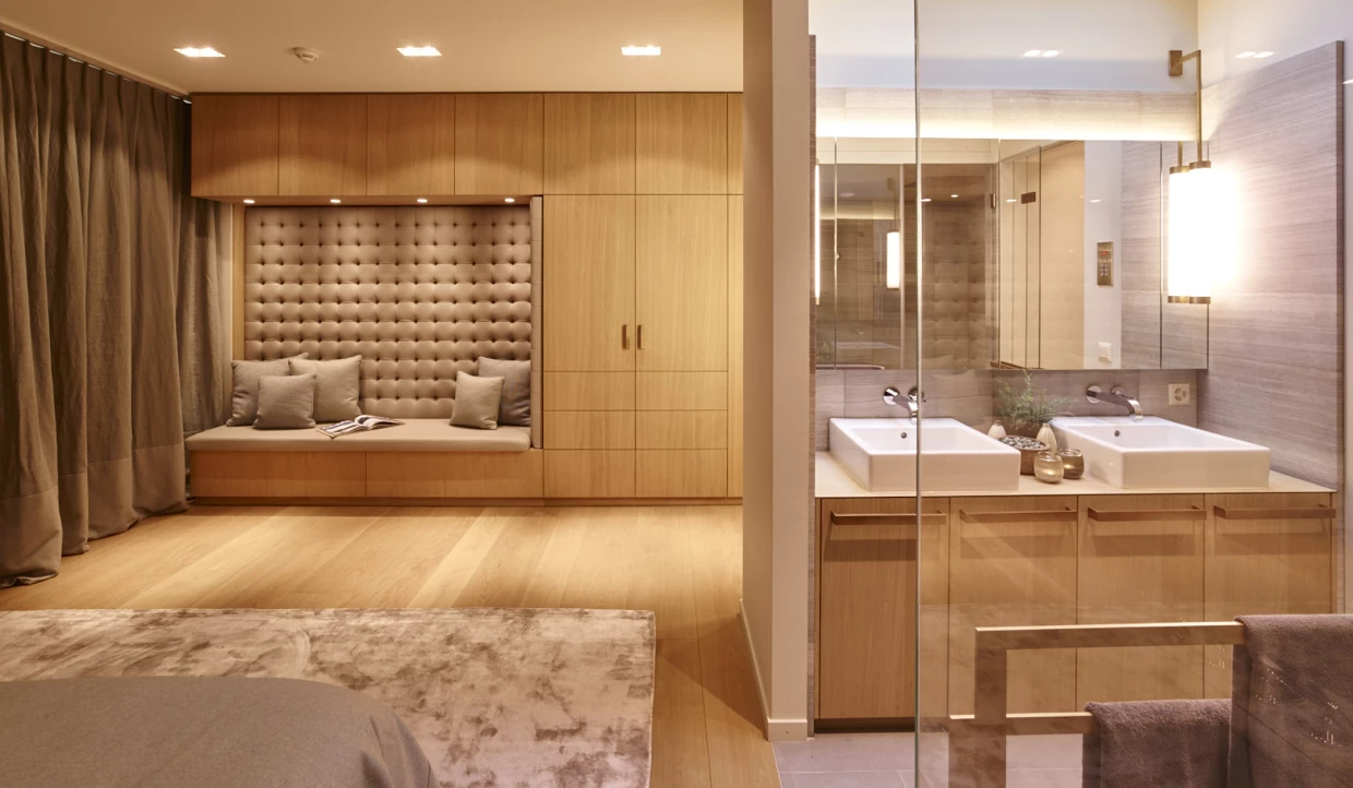 Moderner Raum mit Holzinterieur und zwei Waschbecken