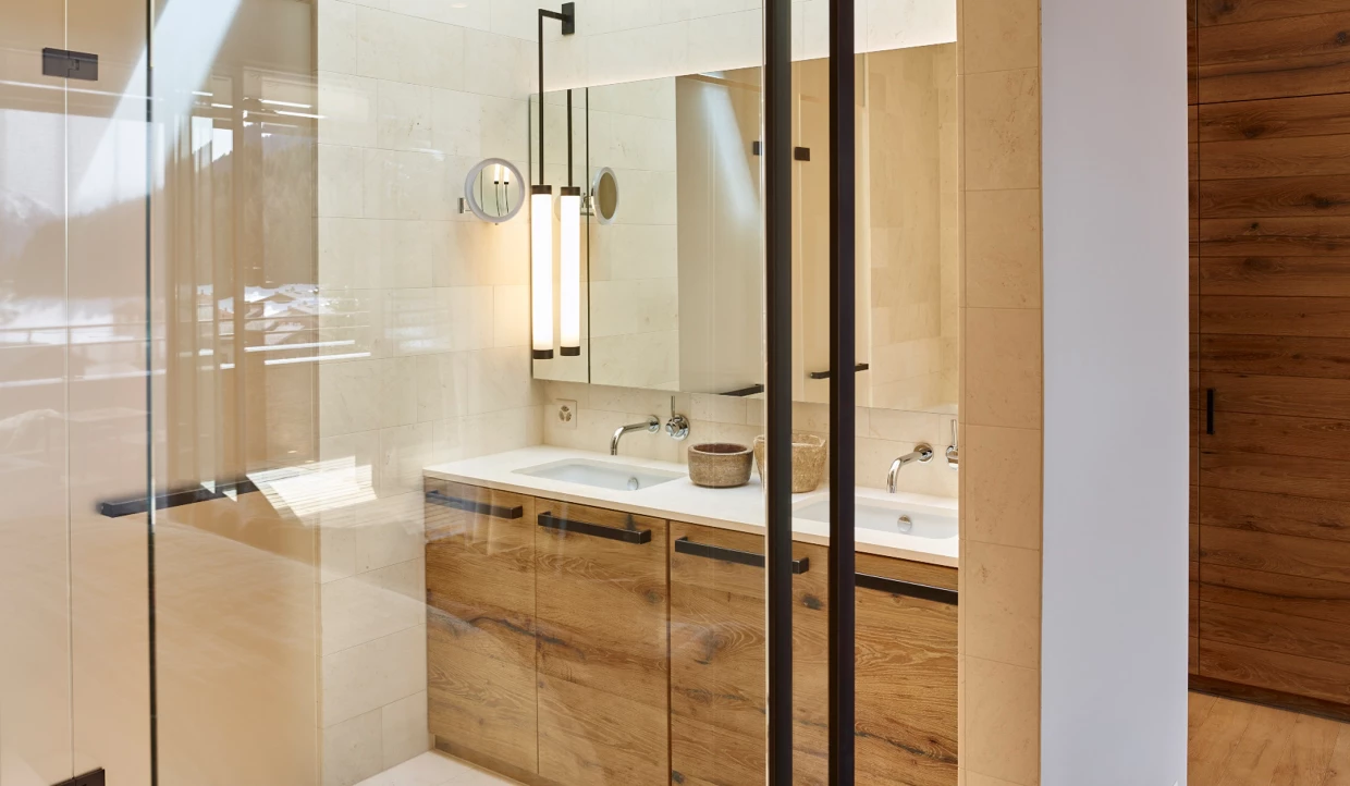 Modernes Badezimmer mit Doppelwaschbecken und Holzschränken