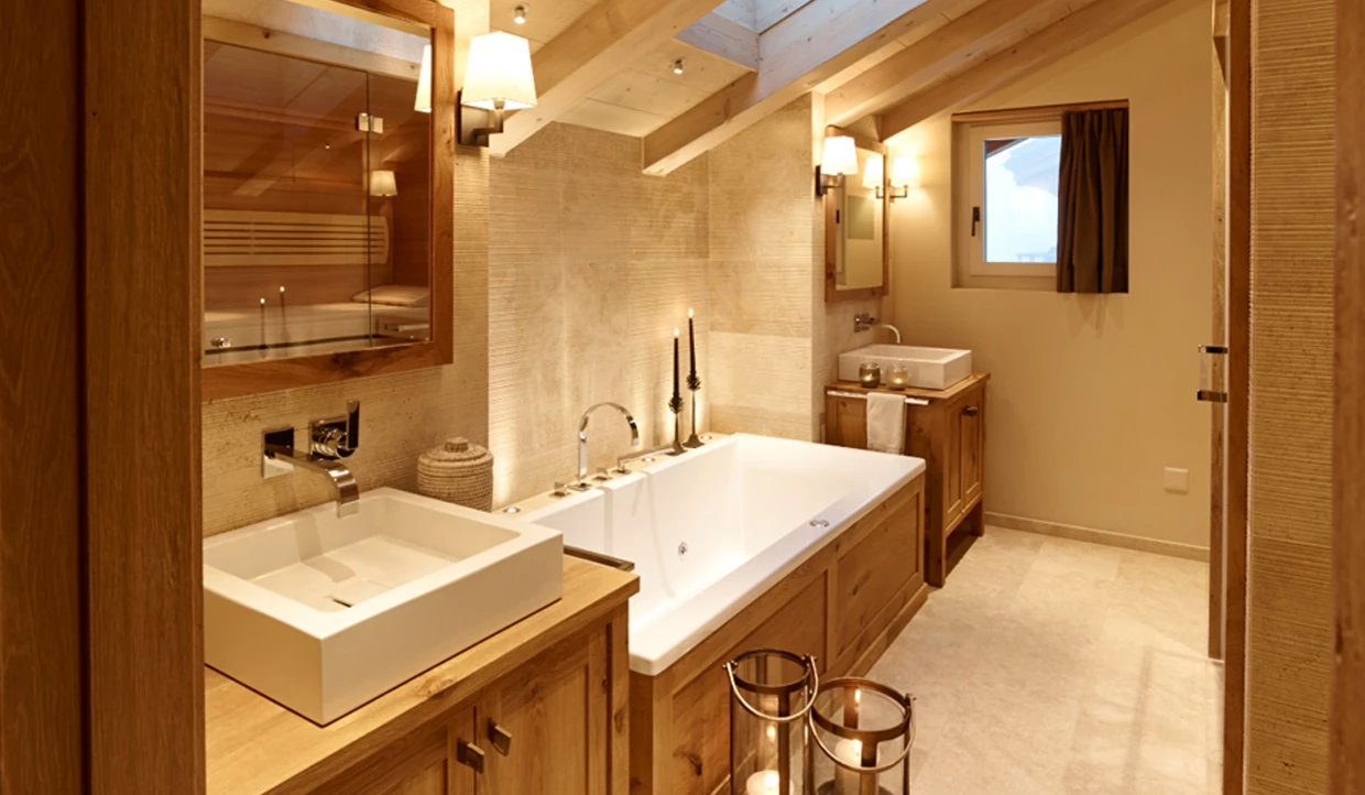 Modernes Badezimmer mit freistehender Badewanne