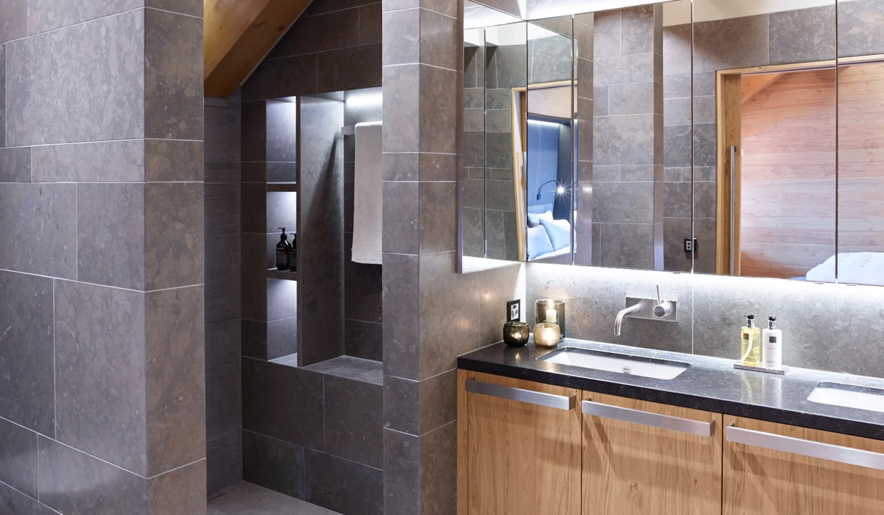 Modernes Badezimmer mit Holz- und Steinelementen