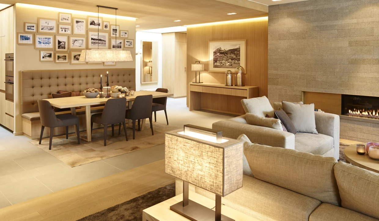 Elegantes Wohnzimmer mit beigem Sofa, Kamin und Esstisch