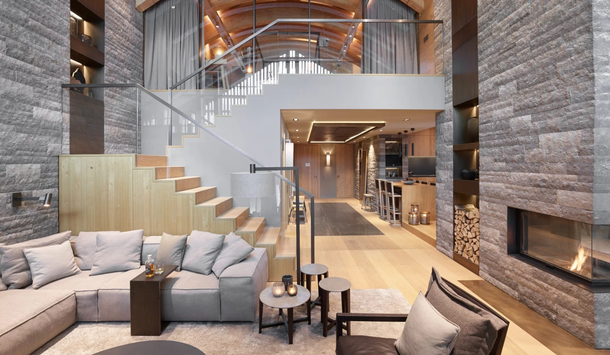Modernes Wohnzimmer mit Treppe und Kamin