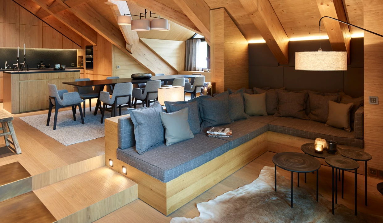 Offener Wohnbereich mit Sofa, Tisch und Küche