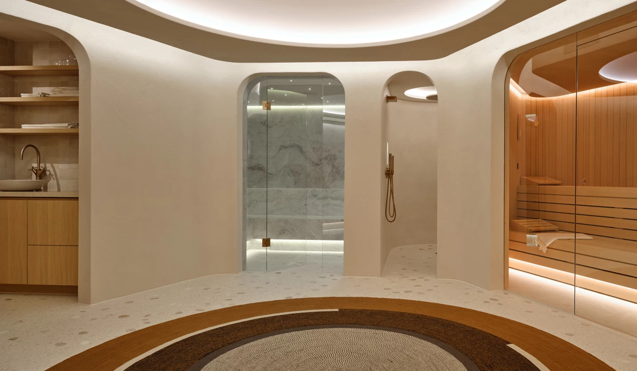 Round room with shower and sauna