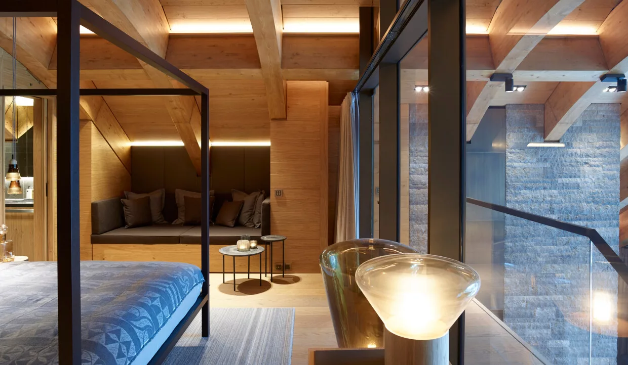 Sleeping area with seating and glass elements